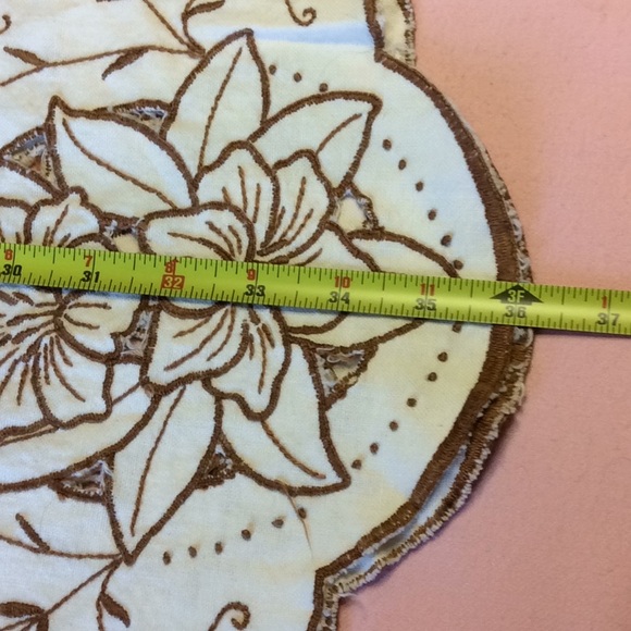 FINAL SALE PRICE 2 Vintage Table Runners + Sm. Spring Pillow - Picture 6 of 11